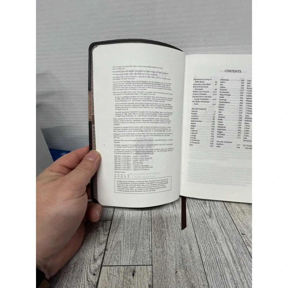New Living Translation Holy Bible‎ Gift Ed. Brown Leatherette ISBN 9781414316932